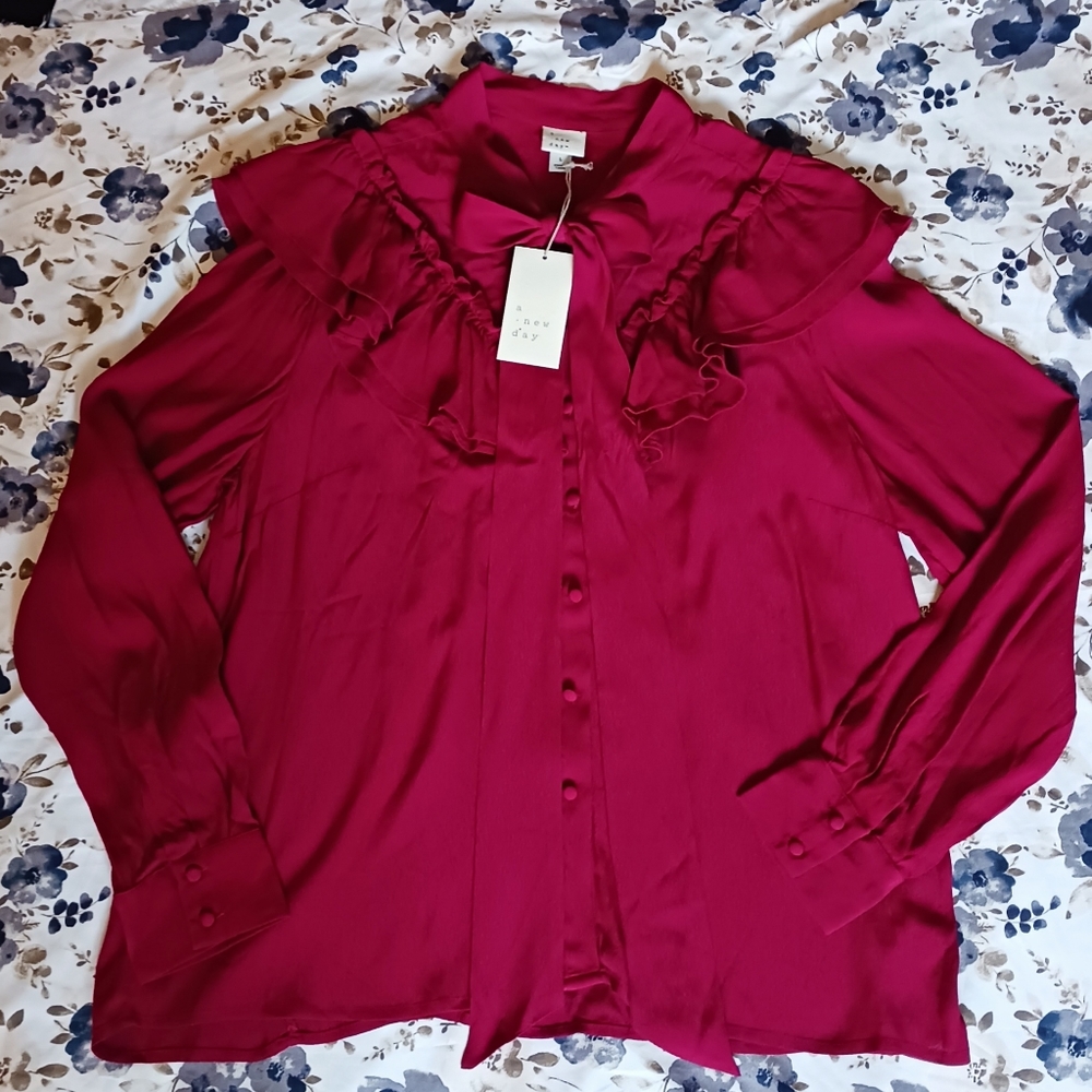 NWT Ruffle Tie Tip